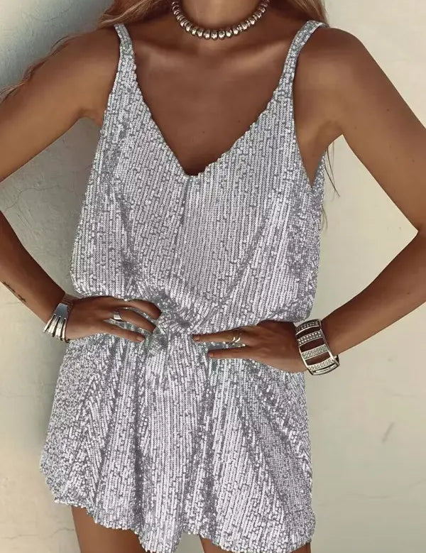 Kleurrijke zomerjurk, een perfecte toevoeging aan je garderobe voor de warme dagen. Met zijn speelse en elegante uitstraling is deze jurk een absolute blikvanger. Glinsterend paillettenontwerp en flatterende V-halslijn. Laat jezelf stralen in deze zomerjurk en geniet van een zomer vol kleur en stijl.