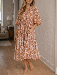 Jurk met bloemen en V-hals