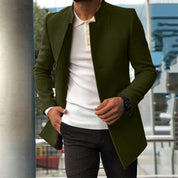 Nette herenjas - een stijlvolle en tijdloze keuze voor de koude winterdagen. Deze lange jas voegt klasse toe aan elke outfit, biedt weerbestendige duurzaamheid en een comfortabele pasvorm met oog voor detail. Geschikt voor diverse gelegenheden, van formeel tot casual.