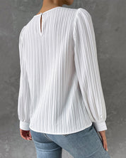 Ervaar moeiteloze verfijning met deze elegante shirt. De ronde halslijn zorgt voor een tijdloze uitstraling en het kledingstuk is veelzijdig en verfijnd, geschikt voor diverse gelegenheden. Behoudt zachtheid en vorm voor langdurig comfort.