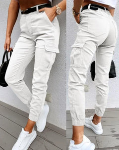 Cargo broek met hoge taille, perfect voor een trendy en avontuurlijke uitstraling. Ervaar ultiem comfort en stijl met praktische zakken voor extra opbergruimte en veelzijdige combinatiemogelijkheden.