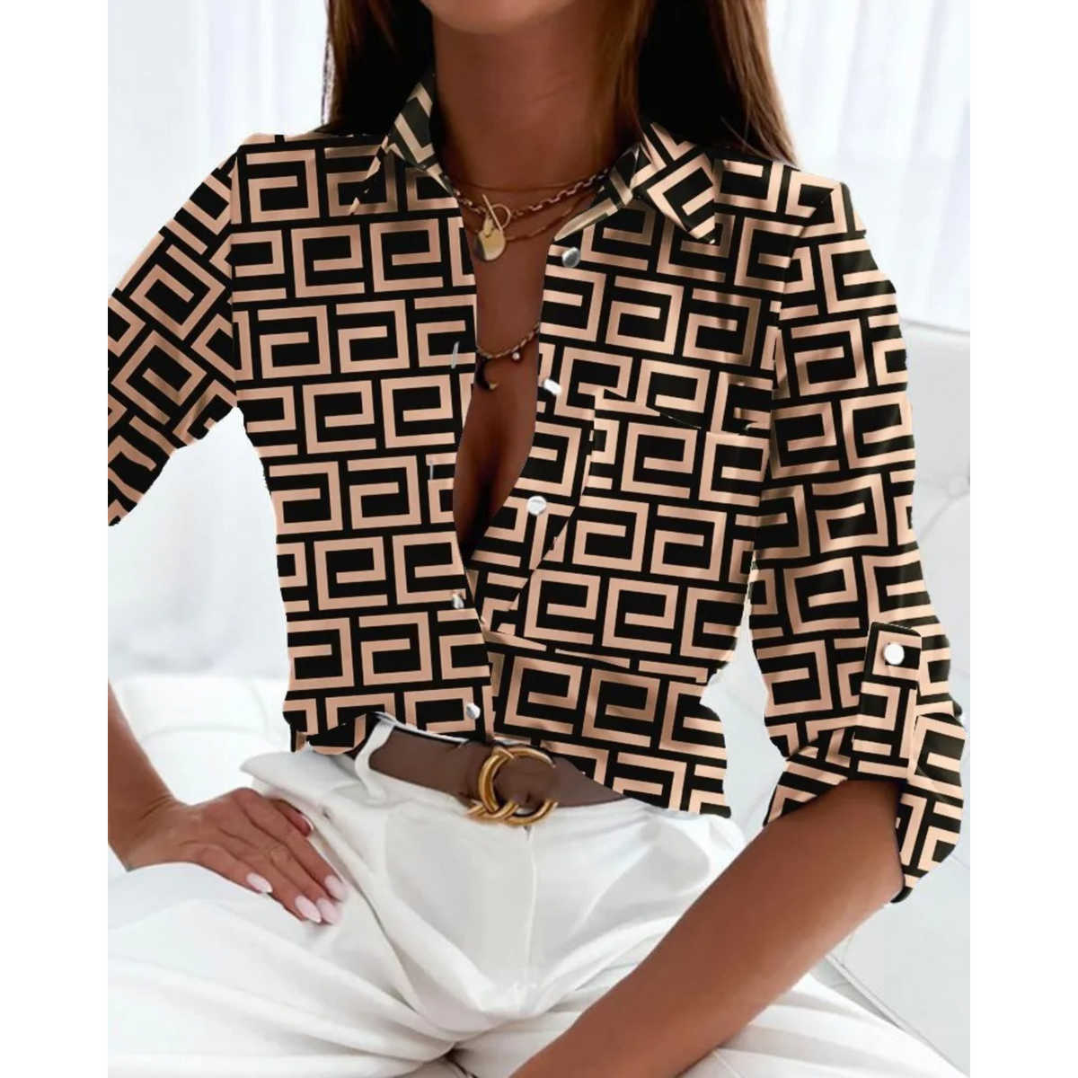 Sofie | Elegante damesblouse in zakelijke stijl met gevoerde print in de kleur Bruin/Zwart voor dames in Streetwear stijl ideaal voor de lente.