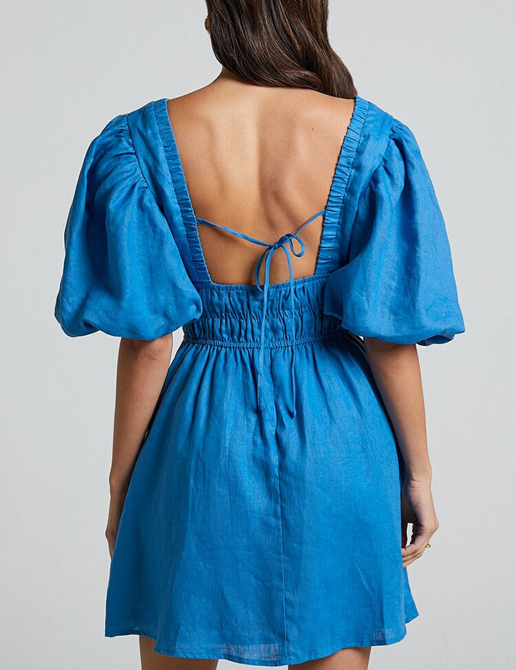 Stijlvolle blauwe jurk met pofmouwen voor een trendy look. Korte pofmouwtjes, V-hals, elastiek in de taille, gemaakt van katoen en A-lijn pasvorm zorgen voor een speelse uitstraling, vrouwelijke touch, comfort, natuurlijk gevoel en een flatterende pasvorm.