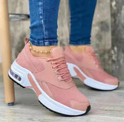 Dames sportschoenen, ontworpen voor stijl, ondersteuning en comfort. Met een ondersteunende nano-air-schuimzool, hoogwaardig synthetisch leren bovenwerk en verbeterde houding voor extra gemak.