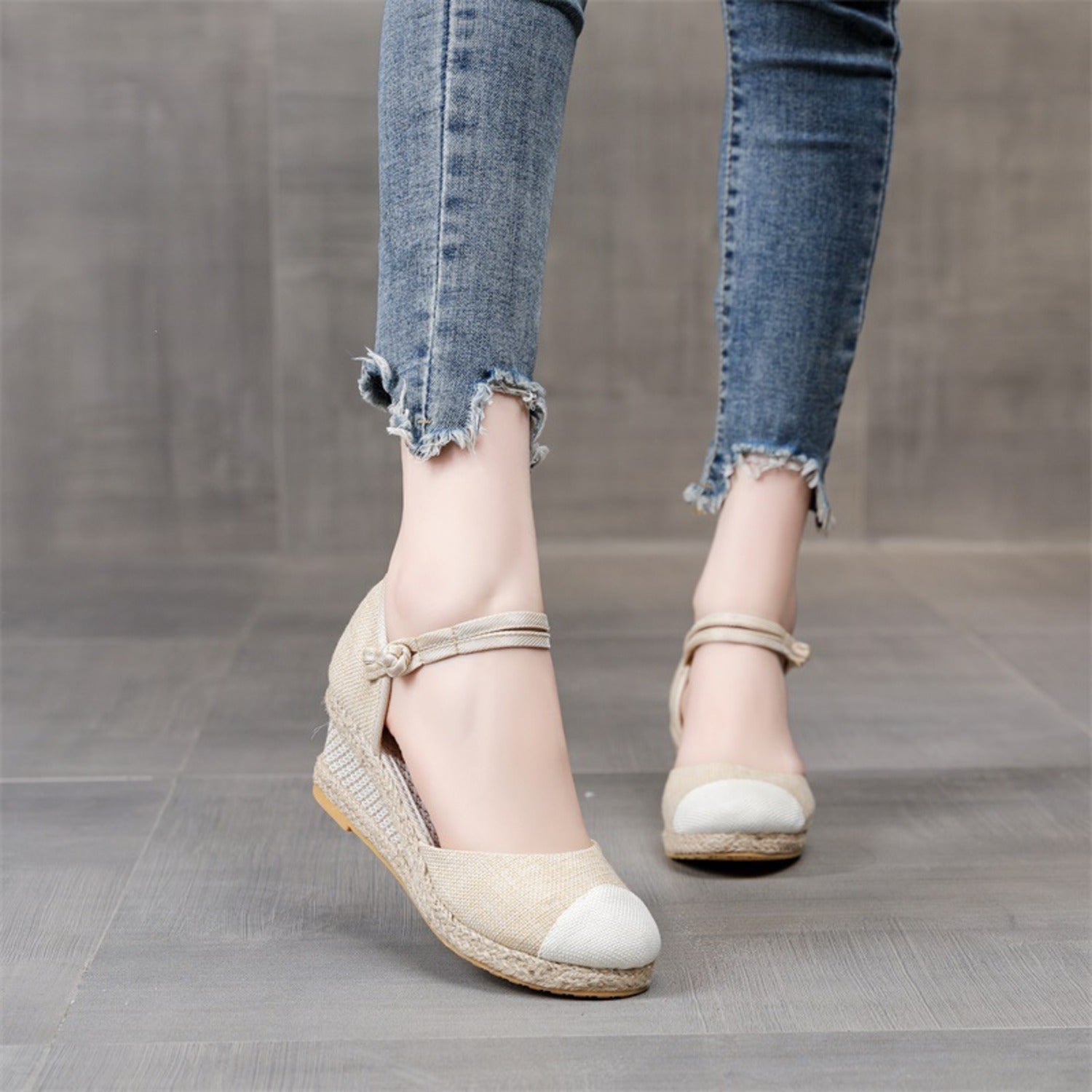 Sophie | Espadrilles met enkelbandje en contrasterende teenkapjes in de kleur Bruin voor dames in Beach stijl ideaal voor de zomer.