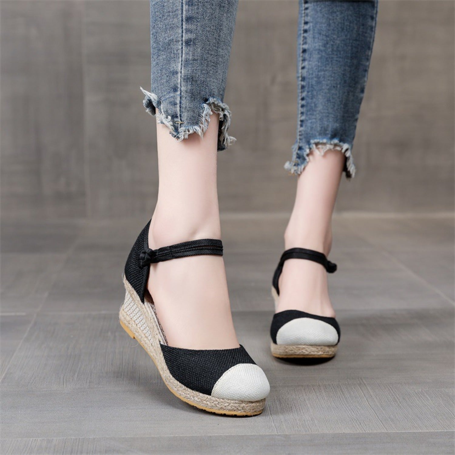 Sophie | Espadrilles met enkelbandje en contrasterende teenkapjes in de kleur Zwart voor dames in Beach stijl ideaal voor de zomer.