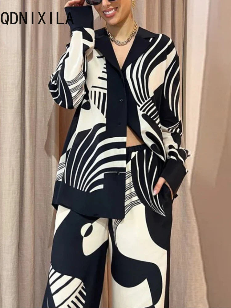 Sophie | Tweedelige set in zwart en wit in de kleur Zwart voor dames in stijl ideaal voor de zomer.