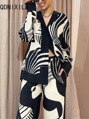 Sophie | Tweedelige set in zwart en wit in de kleur Zwart voor dames in stijl ideaal voor de zomer.