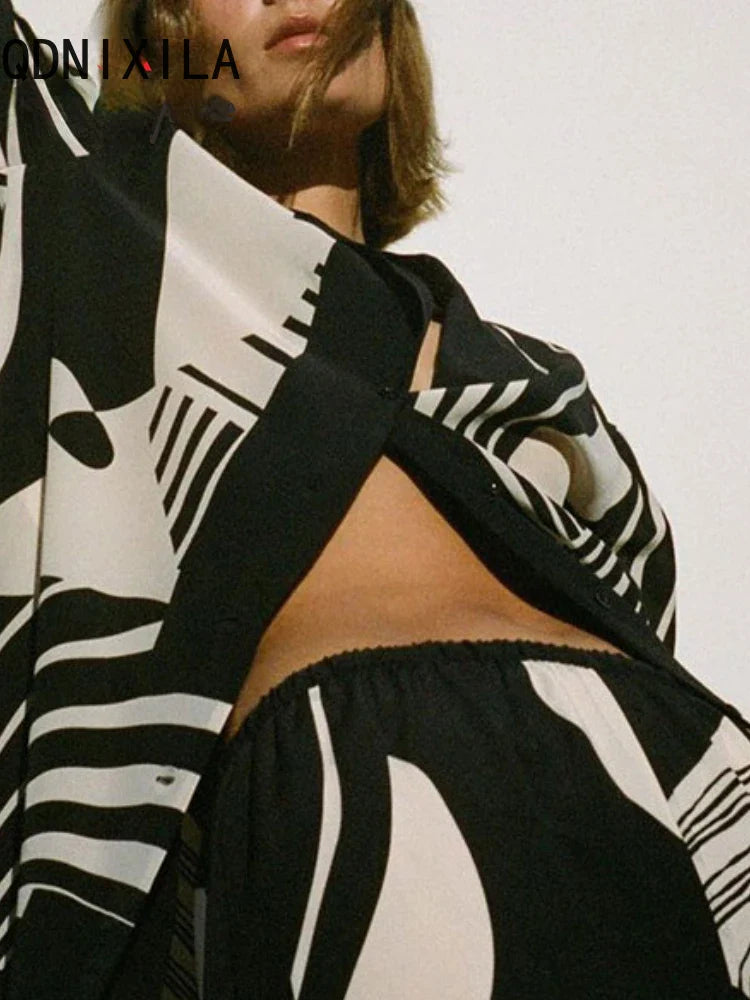 Sophie | Tweedelige set in zwart en wit in de kleur Zwart voor dames in stijl ideaal voor de zomer.