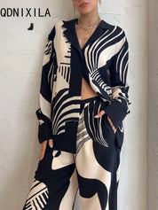 Sophie | Tweedelige set in zwart en wit in de kleur Zwart voor dames in stijl ideaal voor de zomer.