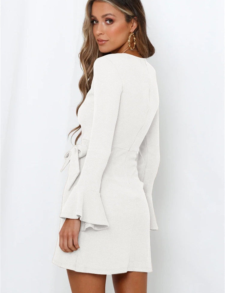 Stijlvolle wikkeljurk in het wit, met lange mouwen, ruches, en een soepelvallende stof voor comfortabele elegantie. Perfect te combineren voor zowel een chique als casual uitstraling.