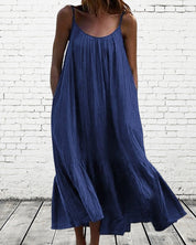 Zomerse maxi-jurk in wit, perfect voor warme dagen en ontspannen avonden. De vloeiende pasvorm en luchtige stof zorgen voor comfort en een moeiteloze uitstraling. Veelzijdig te dragen voor zowel een casual als chique look. Maattabel beschikbaar voor verschillende maten.