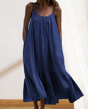 Zomerse maxi-jurk in wit, perfect voor warme dagen en ontspannen avonden. De vloeiende pasvorm en luchtige stof zorgen voor comfort en een moeiteloze uitstraling. Veelzijdig te dragen voor zowel een casual als chique look. Maattabel beschikbaar voor verschillende maten.