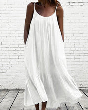 Zomerse maxi-jurk in wit, perfect voor warme dagen en ontspannen avonden. De vloeiende pasvorm en luchtige stof zorgen voor comfort en een moeiteloze uitstraling. Veelzijdig te dragen voor zowel een casual als chique look. Maattabel beschikbaar voor verschillende maten.