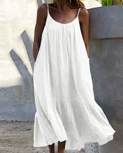 Zomerse maxi-jurk in wit, perfect voor warme dagen en ontspannen avonden. De vloeiende pasvorm en luchtige stof zorgen voor comfort en een moeiteloze uitstraling. Veelzijdig te dragen voor zowel een casual als chique look. Maattabel beschikbaar voor verschillende maten.