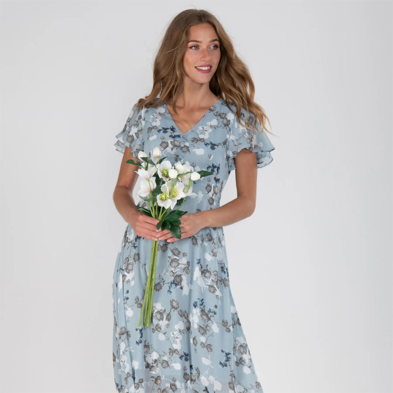 Tijdloze charme ontmoet vintage bloemendessin in onze Enora maxi-jurk. Gemaakt van lichtgewicht materialen van hoge kwaliteit en voorzien van een flatterend vloeiend silhouet, biedt deze jurk zowel comfort als stijl. Ideaal voor dagelijks gebruik en eindeloos te combineren voor diverse looks.