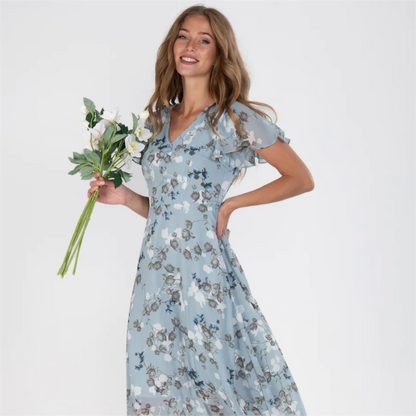 Tijdloze charme ontmoet vintage bloemendessin in onze Enora maxi-jurk. Gemaakt van lichtgewicht materialen van hoge kwaliteit en voorzien van een flatterend vloeiend silhouet, biedt deze jurk zowel comfort als stijl. Ideaal voor dagelijks gebruik en eindeloos te combineren voor diverse looks.