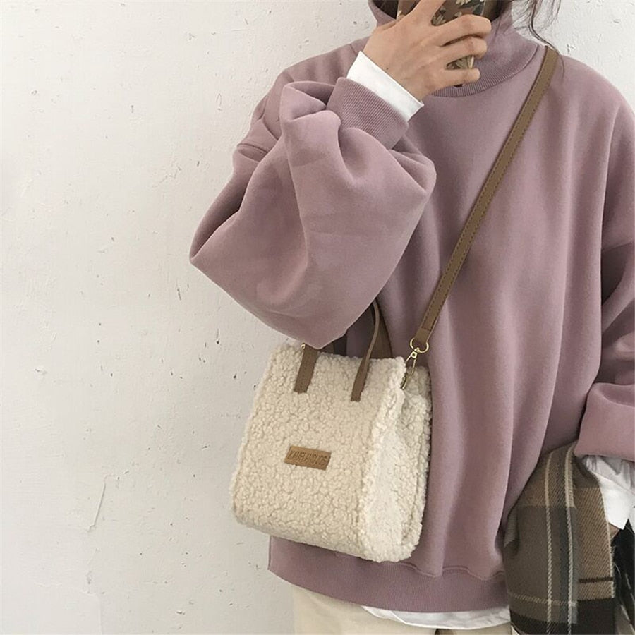 Teddy Schoudertas | Perfect voor bij je Teddy Coat in de kleur Beige voor dames in stijl ideaal voor de winter