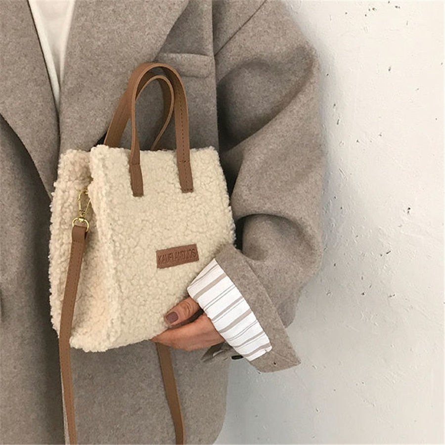 Teddy Schoudertas | Perfect voor bij je Teddy Coat in de kleur Beige voor dames in stijl ideaal voor de winter