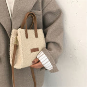 Teddy Schoudertas | Perfect voor bij je Teddy Coat in de kleur Beige voor dames in stijl ideaal voor de winter