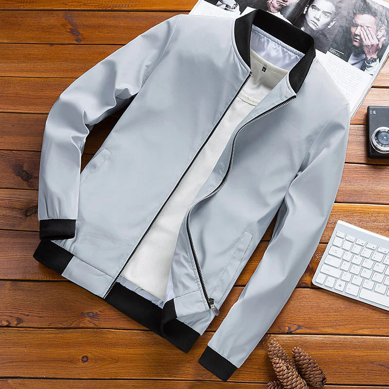 Herenjas, gemaakt van hoogwaardig polyester, belichaamt casual verfijning en is een must-have voor elke informele outfit. Deze veelzijdige jas voegt moeiteloos stijl toe aan elke look en garandeert comfortabele prestaties in elke situatie.