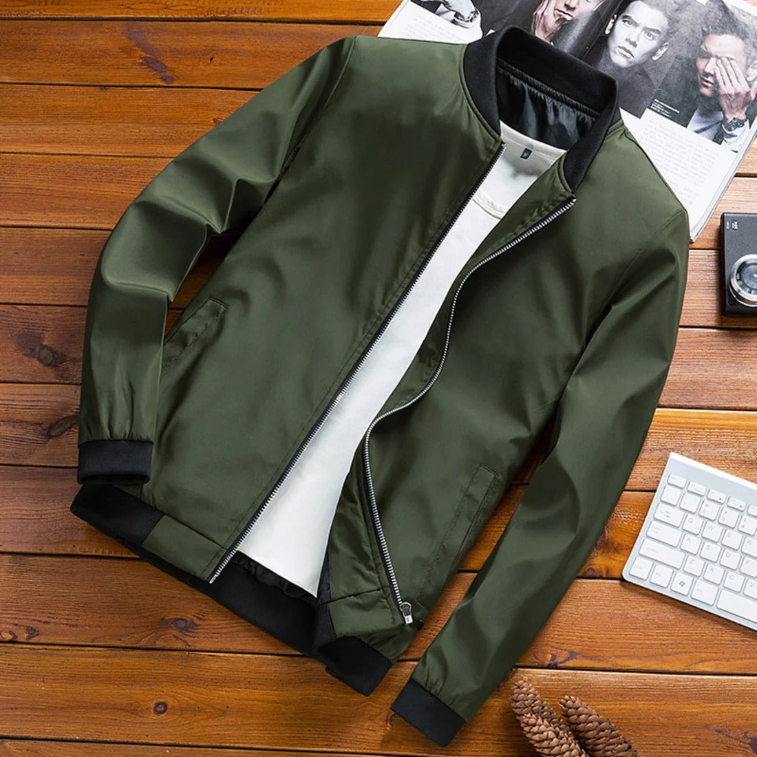 Herenjas, gemaakt van hoogwaardig polyester, belichaamt casual verfijning en is een must-have voor elke informele outfit. Deze veelzijdige jas voegt moeiteloos stijl toe aan elke look en garandeert comfortabele prestaties in elke situatie.