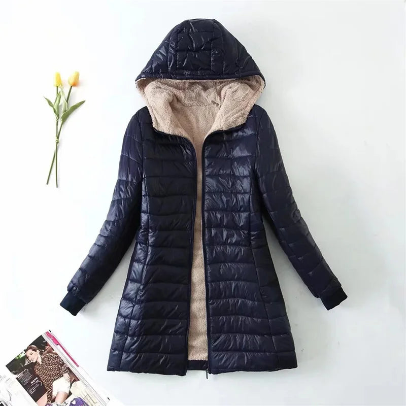 tommy-losse-donsjas-met-capuchon-voor-dames-blauw-deqalli.webp