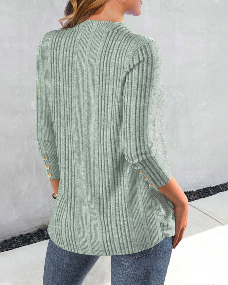Top met V-hals in de kleur Groen voor dames in stijl ideaal voor de herfst.