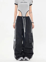 Trendy cargo broek met trekkoord en zakken in de kleur Groen voor dames in Outdoor stijl ideaal voor de lente.