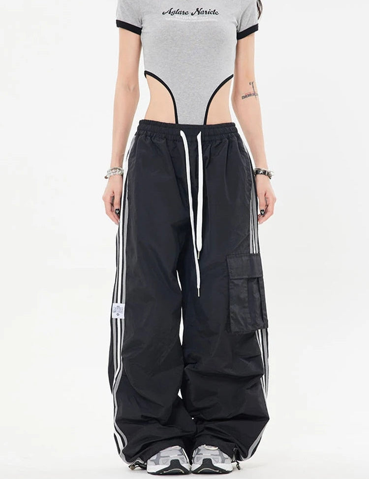 Trendy cargo broek met trekkoord en zakken in de kleur Groen voor dames in Outdoor stijl ideaal voor de lente.