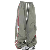 Trendy cargo broek met trekkoord en zakken in de kleur Groen voor dames in Outdoor stijl ideaal voor de lente.