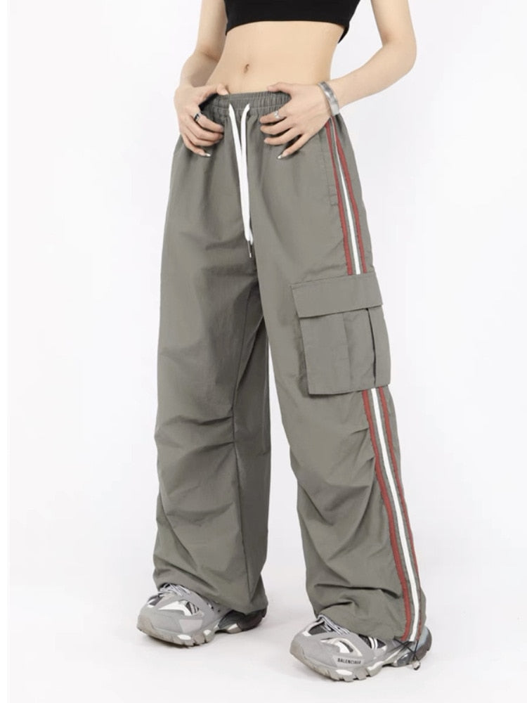 Trendy cargo broek met trekkoord en zakken in de kleur Groen voor dames in Outdoor stijl ideaal voor de lente.
