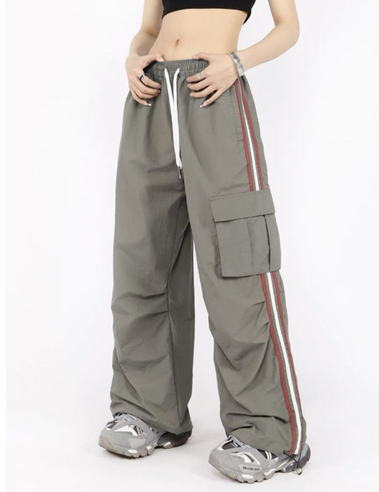 Trendy cargo broek met trekkoord en zakken in de kleur Groen voor dames in Outdoor stijl ideaal voor de lente.