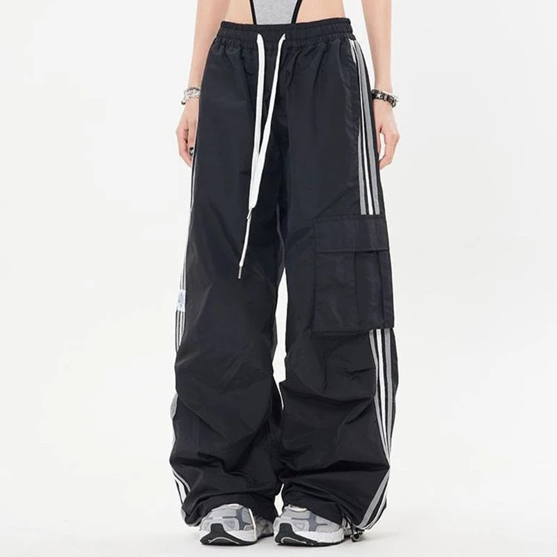 Trendy cargo broek met trekkoord en zakken in de kleur Zwart voor dames in Outdoor stijl ideaal voor de lente.