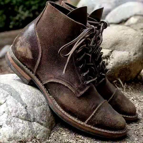 Heren veterboots, geïnspireerd op een retro uitstraling voor een trendy look. Gemaakt van hoogwaardige materialen voor duurzaamheid en met een comfortabel ontwerp voor ondersteuning gedurende de hele dag. Perfecte combinatie van stijl en comfort, ideaal voor diverse gelegenheden.