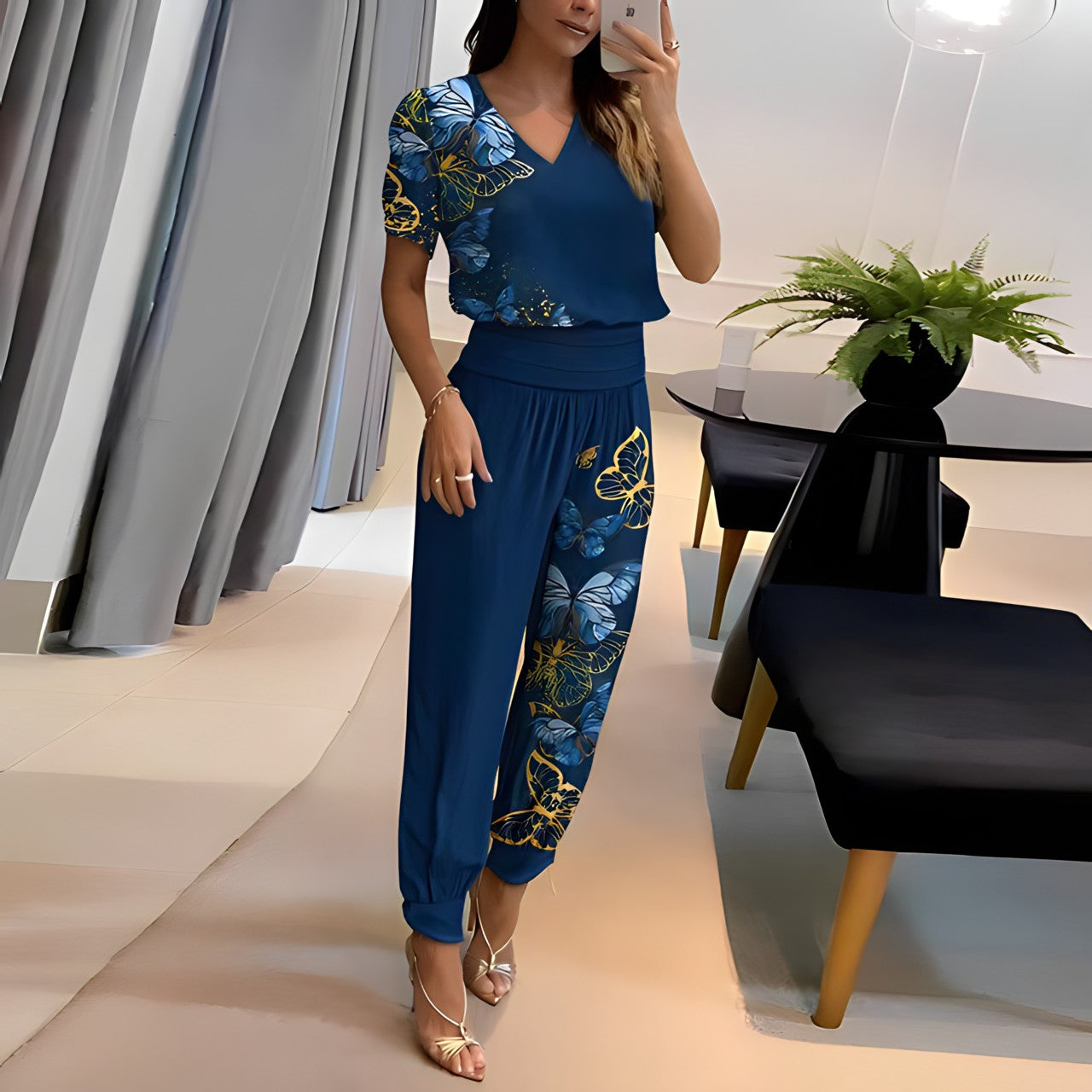 Tweedelige broek en blouse in de kleur Blauw voor dames in stijl ideaal voor de zomer.