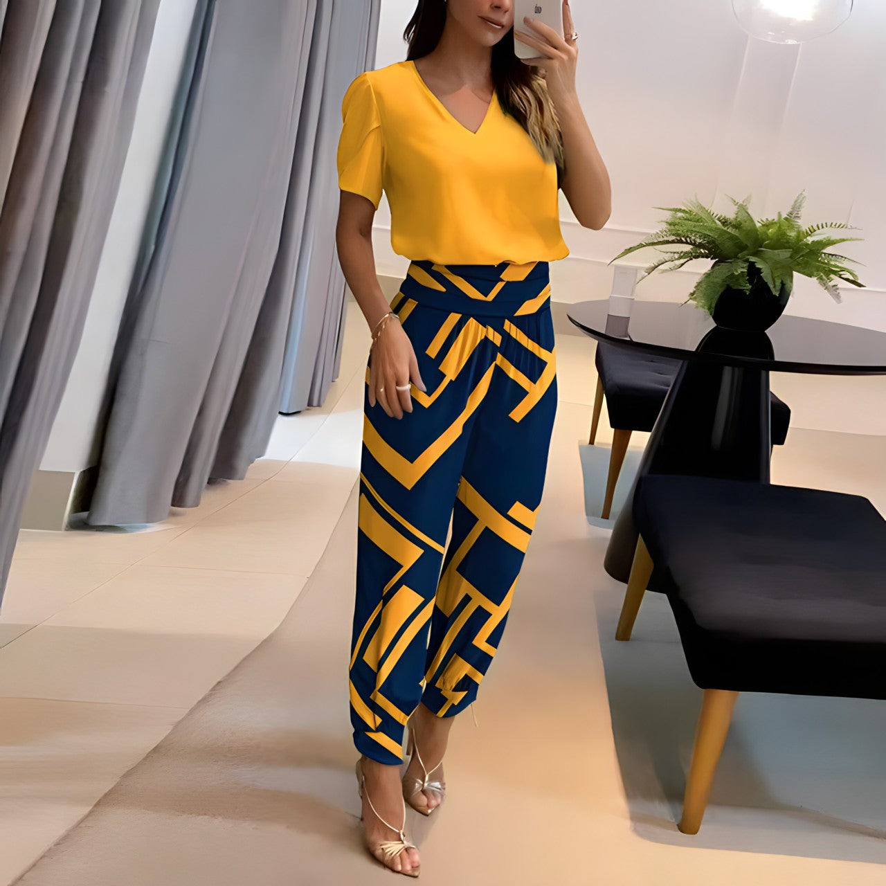 Tweedelige broek en blouse in de kleur Geel/Blauw voor dames in stijl ideaal voor de zomer.