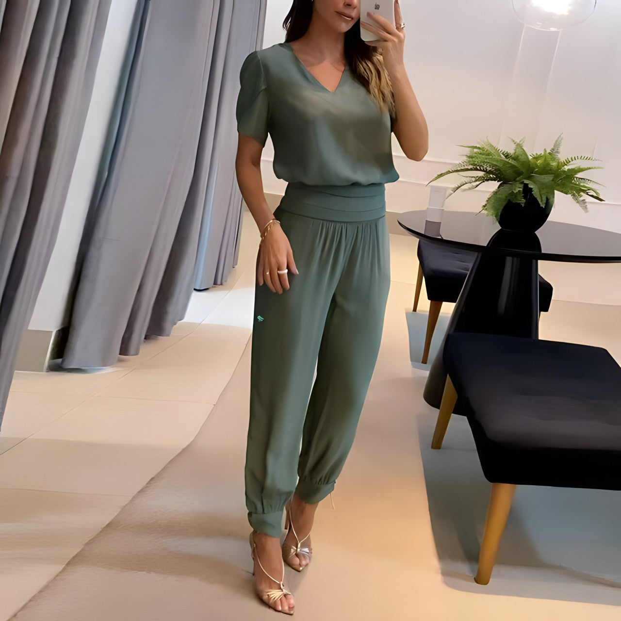 Tweedelige broek en blouse in de kleur Olijfgroen voor dames in stijl ideaal voor de zomer.