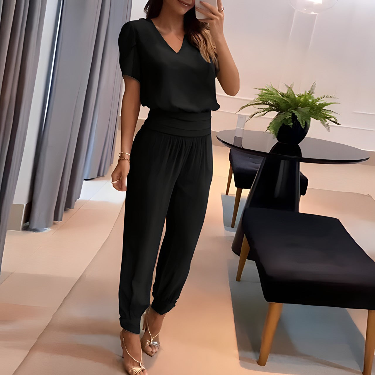 Tweedelige broek en blouse in de kleur Zwart voor dames in stijl ideaal voor de zomer.