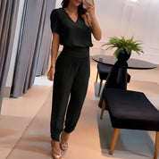 Tweedelige broek en blouse in de kleur Zwart voor dames in stijl ideaal voor de zomer.