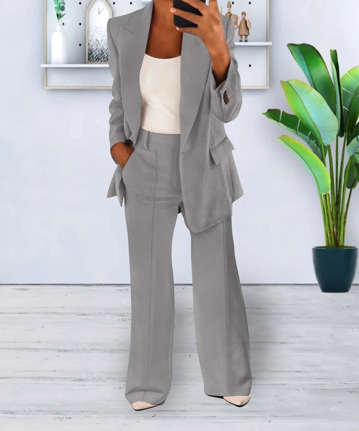 Ontdek de veelzijdige verfijning van deze dames blazer en broek set. Gemaakt van hoogwaardig polyester met een lichte stretch, biedt deze combinatie zowel comfort als stijl, geschikt voor diverse gelegenheden. De oversized blazer straalt een casual en verfijnde charme uit, terwijl de rechte broek moeiteloos professionaliteit met moderne flair combineert.