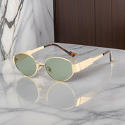 Trendy en opvallende zonnebril, een must-have accessoire voor dit seizoen. Deze zonnebril biedt niet alleen een stijlvolle toevoeging aan je look, maar ook een comfortabele pasvorm dankzij hoogwaardige materialen.