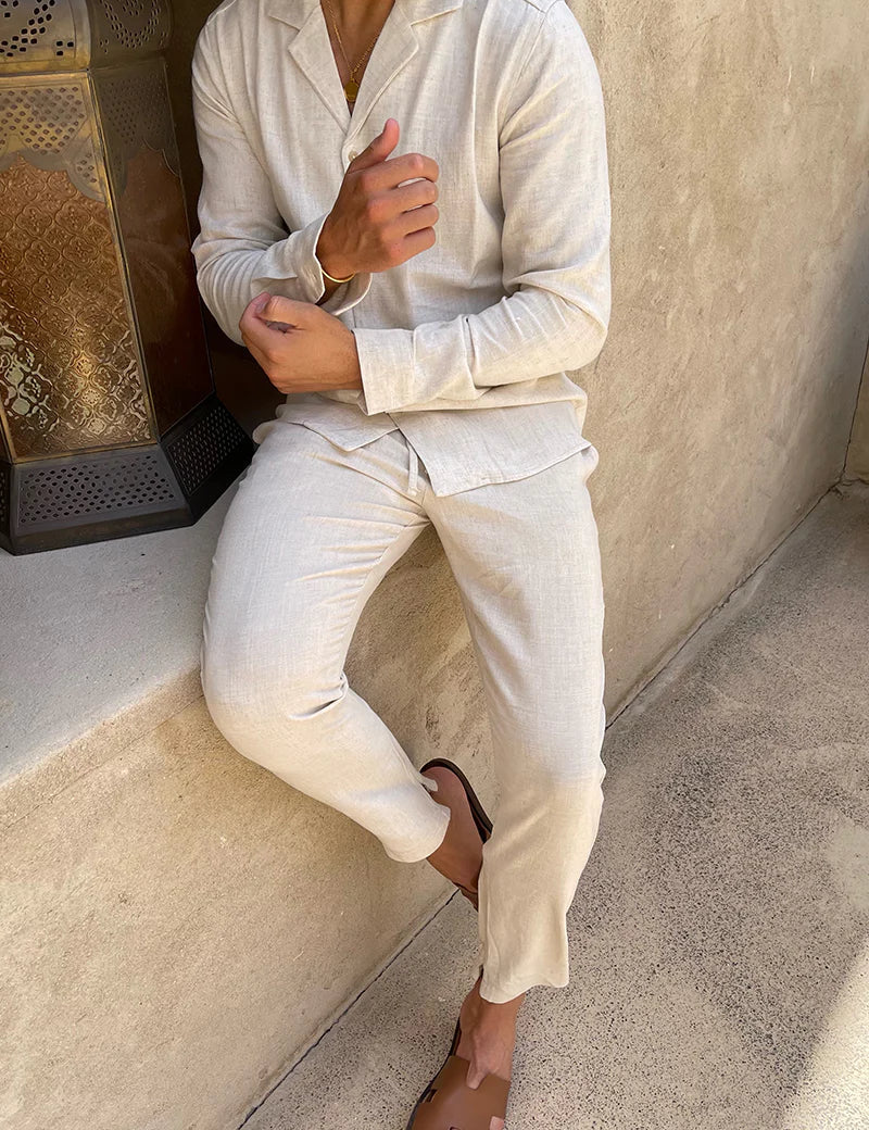 Stijlvolle linnen set voor heren, perfect voor een comfortabele en trendy look in de lente en zomer. Gemaakt van kwalitatief linnen, biedt de set verfijning, verkoeling en veelzijdige styling. Hoogwaardig, ademend en lichtgewicht materiaal, geschikt voor zowel casual als formele gelegenheden.