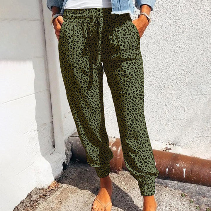 Xandra | Damesbroek met luipaardprint in de kleur Luipaard Groen voor dames in stijl ideaal voor de lente.