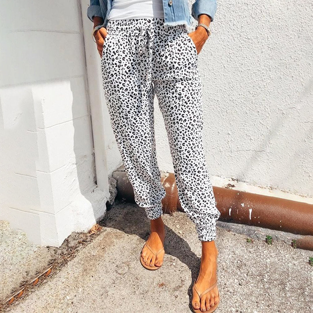 Xandra | Damesbroek met luipaardprint in de kleur Luipaard Wit voor dames in stijl ideaal voor de lente.