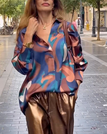 Blouse in retrostijl met een V-hals en lange mouwen