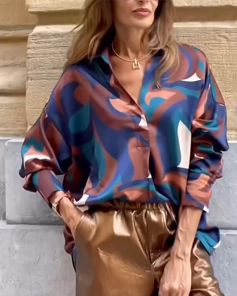 Blouse in retrostijl met een V-hals en lange mouwen