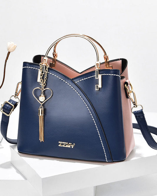 Alexandra | Tas met grote inhoud voor vrouwen in de kleur Marineblauw voor dames in stijl geschikt voor alle seizoenen.