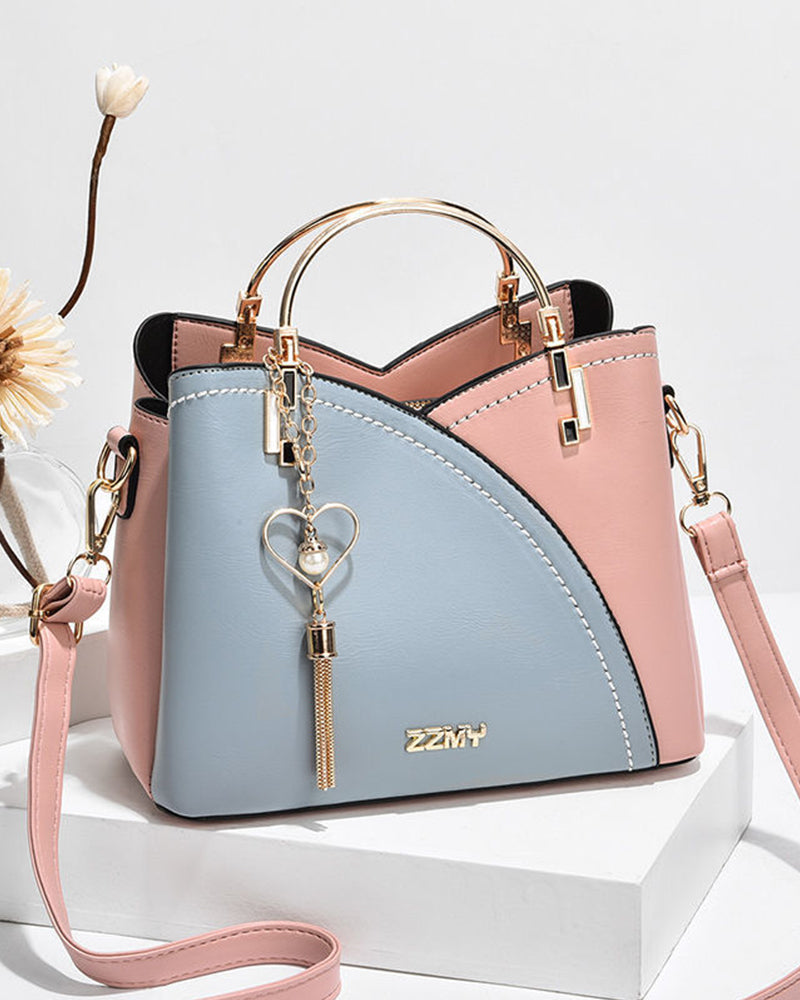 Alexandra | Tas met grote inhoud voor vrouwen in de kleur Roze voor dames in stijl geschikt voor alle seizoenen.