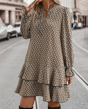 Camouflage bedrukte jurk met lange mouwen in de kleur Khaki voor dames in stijl ideaal voor de lente.